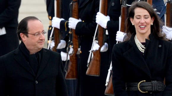 François Hollande à la descente de son avion, lundi, aux côtés de Natalia Jones.