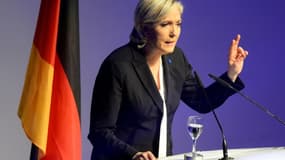 Marine Le Pen ouvre avec un discours la réunion des partis de droite extrême et anti-immigration à Coblence, en Allemagne, le 21 janvier 2017