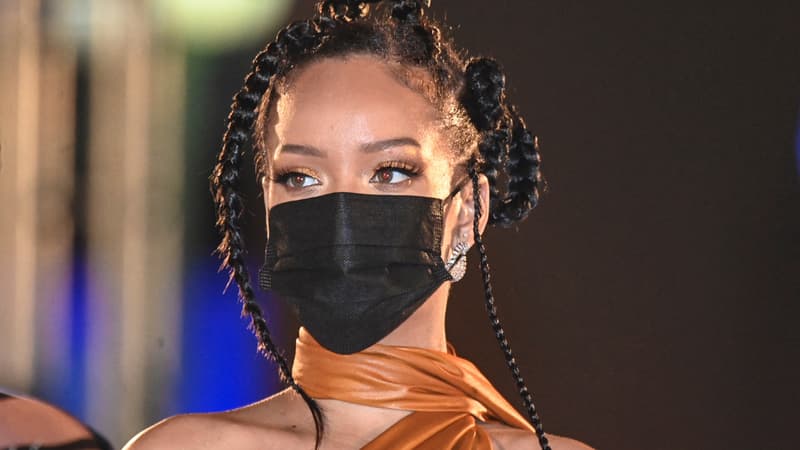 La chanteuse Rihanna, honorée du titre d'"héroïne nationale", à Bridgetown à la Barbade, le 30 novembre 2021. 