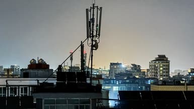 Vue générale montrant une antenne de télécommunications installée pour les services internet sur le toit d'une maison à Kaboul, tard dans la soirée du 29 septembre 2025, suite à une panne de télécommunications nationale