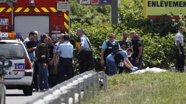 Des agents de la police scientifique travaillent sur le site où a été retrouvé, incendié, l'hélicoptère utilisé dans l'évasion de Rédoine Faïd le 1er juillet 2018.