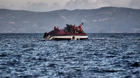 Un bateau de migrants, au large de l'île grecque de Lesbos, le 30 octobre 2015