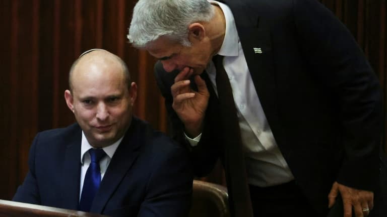 Le chef de la droite radicale en Israël Naftali Bennett (G) discute avec le centriste Yaïr Lapid au Parlement à Jérusalem, le 2 juin 2021