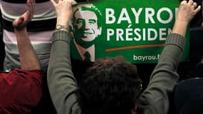 Partisans de François Bayrou lors d'un meeting du candidat centriste à Rezé près de Nantes. Le président du MoDem a critiqué mercredi les personnalités associées à la droite qui ont affiché ces derniers jours leur soutien au socialiste François Hollande,