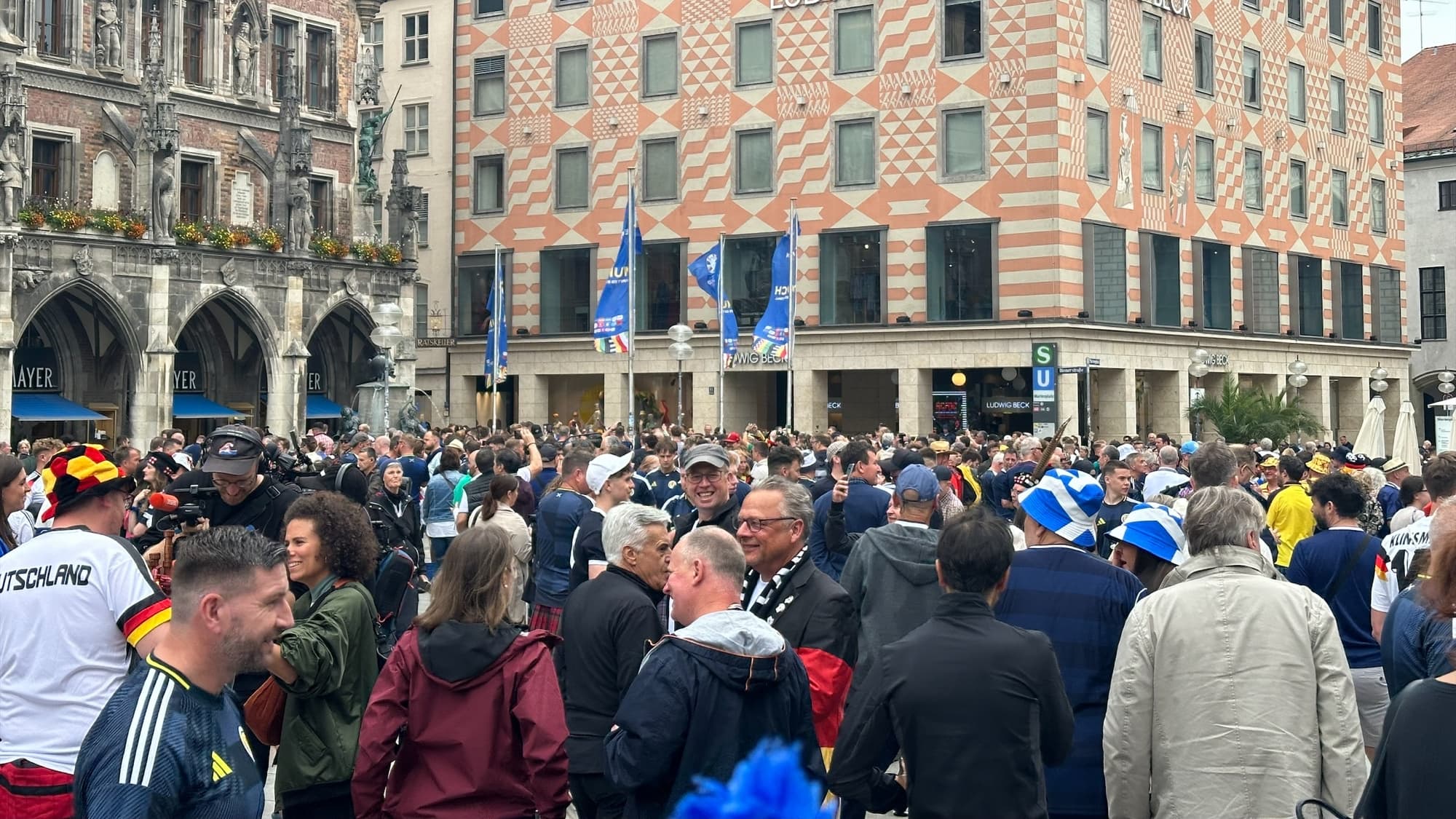 Une marée écossaise sur la place principale de Munich avant Allemagne-Ecosse, le 14 juin 2024