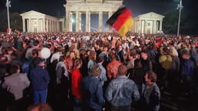 Le 3 octobre 1990, des Berlinois fêtent la Réunification devant la porte de Brandebourg.