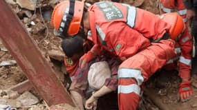 Un homme est secouru des décombres, lundi dans la province du Yunnan en Chine.