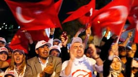 Partisans du Premier ministre turc Recep Tayyip Erdogan, à Istanbul. Le "oui" l'a emporté par 58% des voix au référendum de dimanche sur une série d'amendements à la Constitution turque, ce qui a conduit Erdogan à dire que son pays venait de franchir une