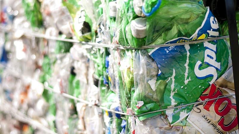 Déchets plastiques prêts à être recyclés 