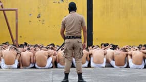 Photo distribuée par le sevice de presse de la présidence du Salvador le 28 mars 2022 montrant des membres emprisonnés des gangs de la Mara Salvatrucha et du Barrio 18 à la prison de Ciudad Barrios, au Salvador