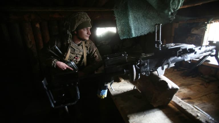 Un soldat ukrainien dans sa position près de la localité de Schastia, face aux séparatistes prorusses dans l'est de l'Ukraine, le 23 février 2022
