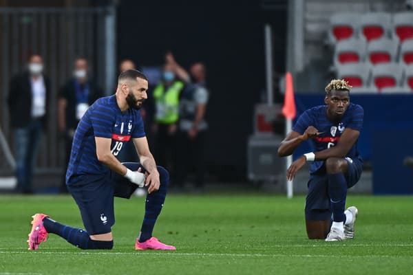 Karim Benzema et Paul Pogba ont posé le genou à terre avant le match France-pays de Galles le 2 juin dernier