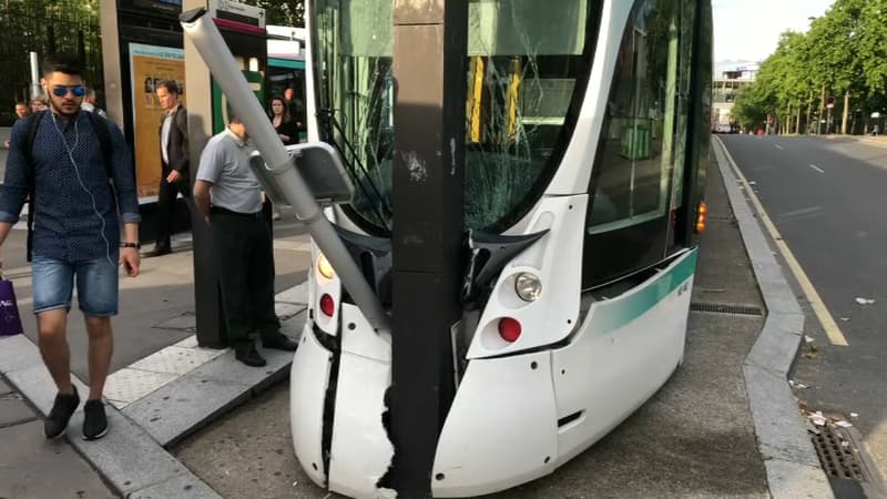 Un tramway de la ligne 2 s'est encastré dans poteau porte de Versailles.