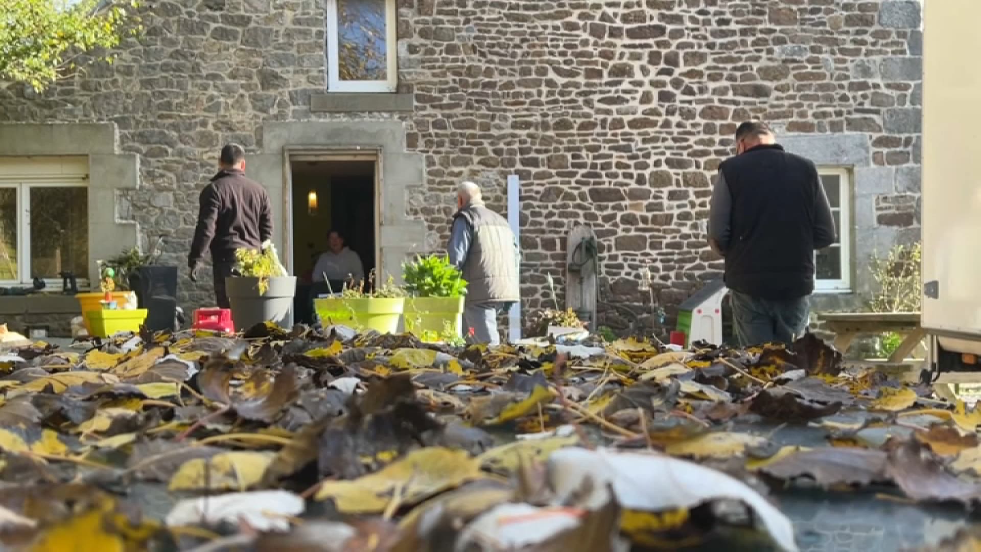 Le corps de ferme, bâtisse aux pierres apparentes et chère au cœur de la famille, a été racheté par le conservatoire du littoral pour être détruit. Une parcelle rachetée par l'État en raison du risque d'érosion en Normandie.