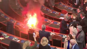 Des images d'un début d'incendie au Parlement albanais ce lundi 20 novembre 2023