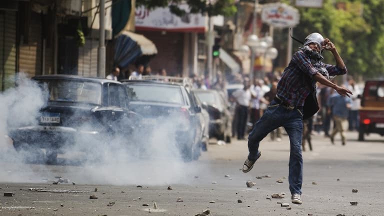 Un partisan de Mohamed Morsi dans les rues du Caire, mardi 13 août 2013.
