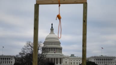 Le Capitole américain à Washington D.C. le 6 janvier 2021, alors que des partisans de Donald Trump avaient installé une potence pour "pendre" le vice-président de l'époque Mike Pence.