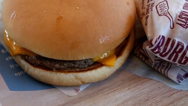 Le hamburger fait partie des aliments mauvais pour la santé, mais peu onéreux.