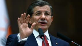Le Premier ministre turc Ahmet Davutoglu (AKP) s'adresse aux députés de son parti, le 16 février 2016, à Ankara