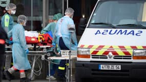 Des patients de l'hôpital de Nancy sur le point d'être transportés vers la Nouvelle-Aquitaine, le 29 mars 2020. - Jean-Christophe Verhaegen - AFP