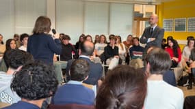 Le ministre des Affaires étrangères Jean-Noël Barrot face à des lycéens à Nantes lundi. 