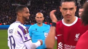 Darwin Nunez snobe la poignée de main de Frank Magri après Toulouse-Liverpool (3-2), le 9 novembre 2023