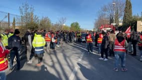 Un rassemblement est en cours devant un commissariat de Marseille après la convocation d'un responsable de la CGT, le 16 mars 2023.