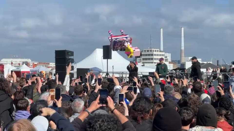 Le rappeur Médine lance une pinata à l'effigie de Marine Le Pen à son public, le 1er-Mai 2023 au Havre.