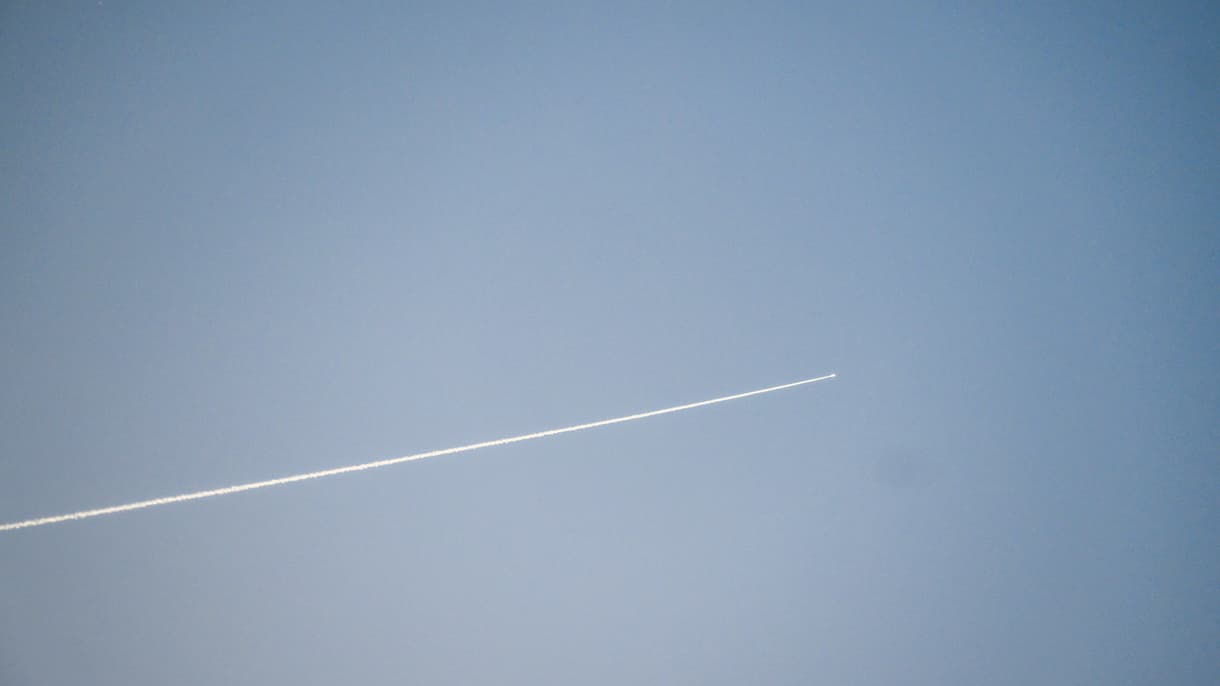 Un missile iranien dans le ciel israélien, au niveau de Jérusalem, ce samedi 4 avril 2026. 