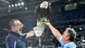 L'entraîneur de la Lazio Rome Maurizio Sarri pose avec l'aigle Olimpia, la mascotte du club, après la victoire contre la Roma, lors d de leur derby en Serie A, le 26 septembre 2021 au Stadio Olimpico à Rome