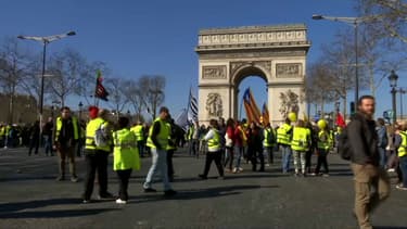 Des milliers de gilets jaunes défilent ce samedi à Paris.