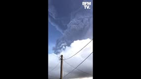 Pour la troisième fois en 5 jours, le volcan de la Soufrière à Saint-Vincent crache une épaisse colonne de cendres