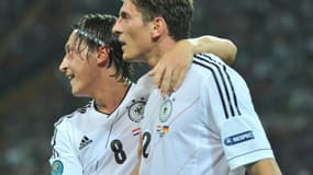Ozil félicite Gomez, bourreau des Pays-Bas