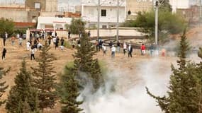 Les policiers tunisiens ont fait usage de gaz lacrymogènes dimanche devant le principal campus universitaire de Tunis pour tenter de disperser plusieurs centaines d'islamistes qui les attaquaient à coups de pierres, de couteaux et de bâtons, selon un jour