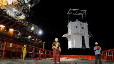 Les ingénieurs de BP ont entamé vendredi la mise en place d'un dôme de confinement en acier afin de pomper le pétrole qui s'écoule dans le golfe du Mexique depuis le naufrage d'une plateforme de forage. /Photo prise le 6 mai 2010/REUTERS/Gardes-côtes amér