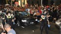 La voiture transportant Novak Djokovic se fraie difficilement la route parmi ses supporters heureux de sa sortie de rétention à Melbourne, le 9 janvier 2022 