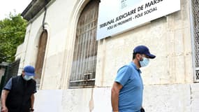 Les ex-dentistes Lionel Guedj (c) et Carnot Guedj, son père, arrivent au tribunal judiciaire de Marseille, le 8 septembre 2022. 