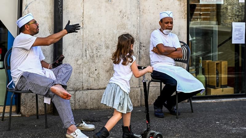 Une enfant jouant à la trottinette à Rome le 6 mai 2020