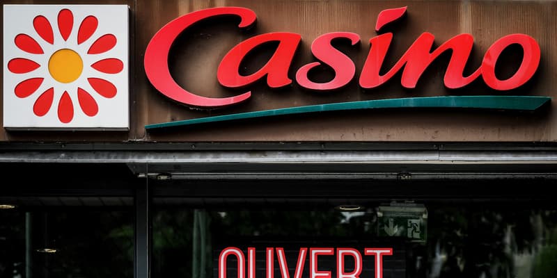Une enseigne d'un magasin Casino à Tassin-la-Demi-Lune (Rhône). 