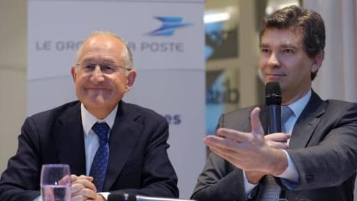 Arnaud Montebourg (à droite), reçu par le patron de La Poste, Philippe Wahl (à gauche).