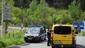 Des gendarmes contrôlent un carrefour près du village des Plantiers, dans les Cévennes, le 11 mai 2021