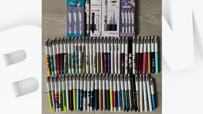 Des dorés, argentés, édition Disney ou encore chats... Une collection bien remplie de crayons 4-couleurs.