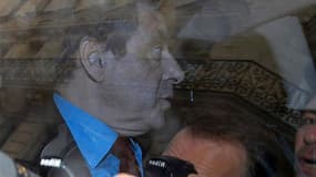 François Fillon, avant son déjeûner avec Nicolas Sarkozy, à Paris. L'ancien Premier ministre a dénoncé lundi un "coup de force" de la commission des recours de l'UMP, qui a confirmé l'élection de Jean-François Copé à la présidence du principal parti d'opp