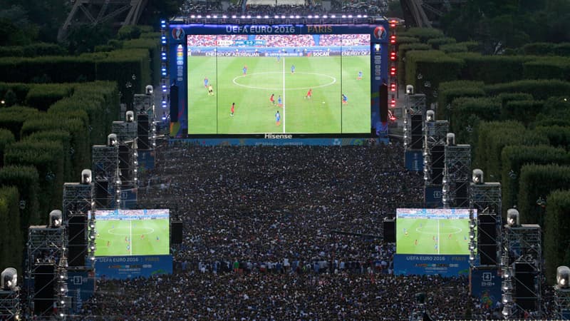 Retransmission d'un match dans une fan zone.
