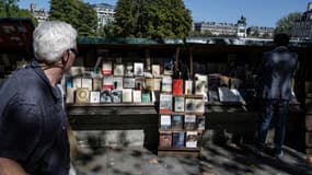 Le stand d'un bouquiniste, sur les quais de Seine, à Paris, le 2 septembre 2023 (image d'illustration). 