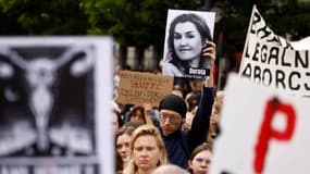 Des manifestants dans les rues de Varsovie pour protester contre la loi anti-IVG le 14 juin 2023
