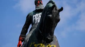 Statue de Leopold II taguée à Bruxelles, Belgique, le 10 juin 2020