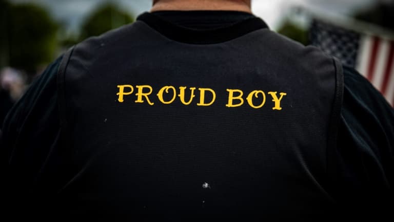 Un militant des Proud Boys à Portland (Oregon) le 26 septembre 2020
