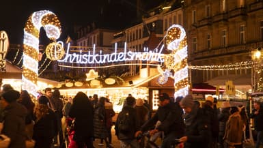 Des décorations festives, des installations sur le thème de l'hiver et des étals illuminés du marché de Noël de Strasbourg, dans l'est de la France, le 26 novembre 2025.