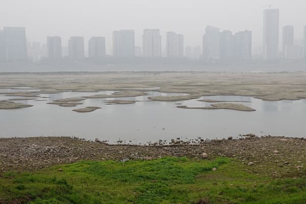 La ville de Yichang recouverte par le sable, mars 2023 